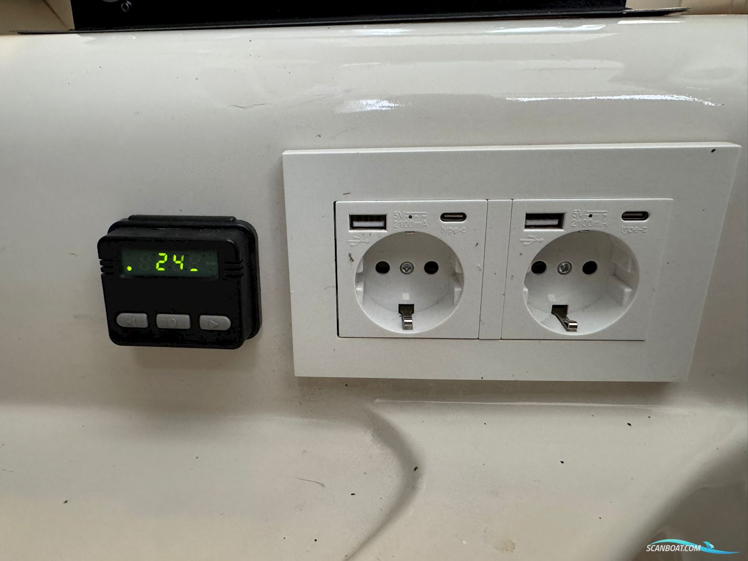 Proline 2950 Mid Cabin