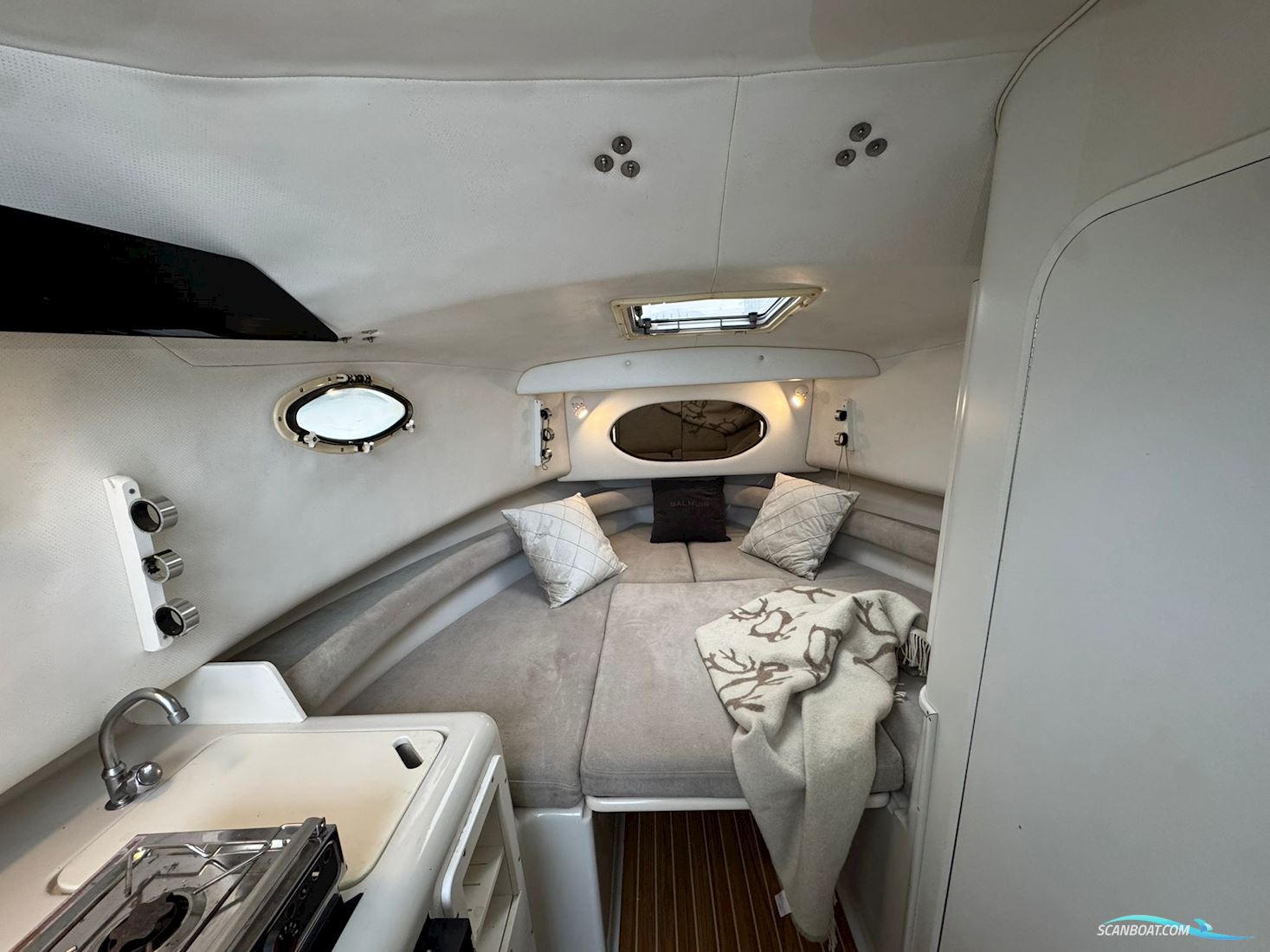 Proline 2950 Mid Cabin