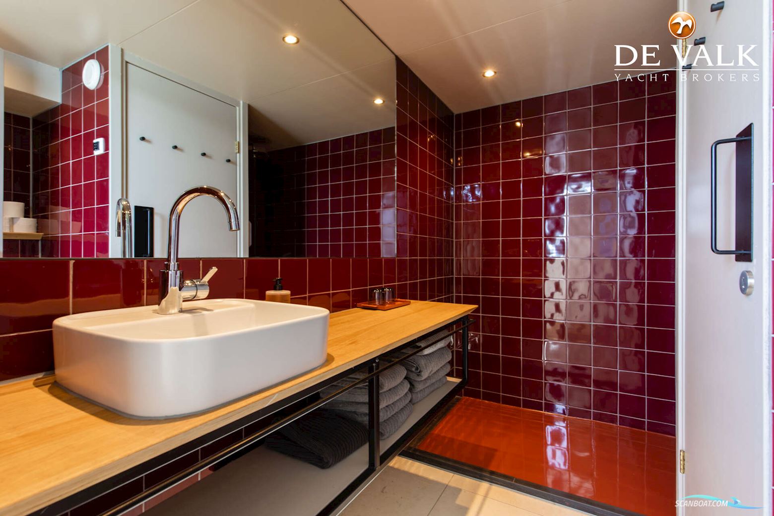 QROOZ Floating Appartment