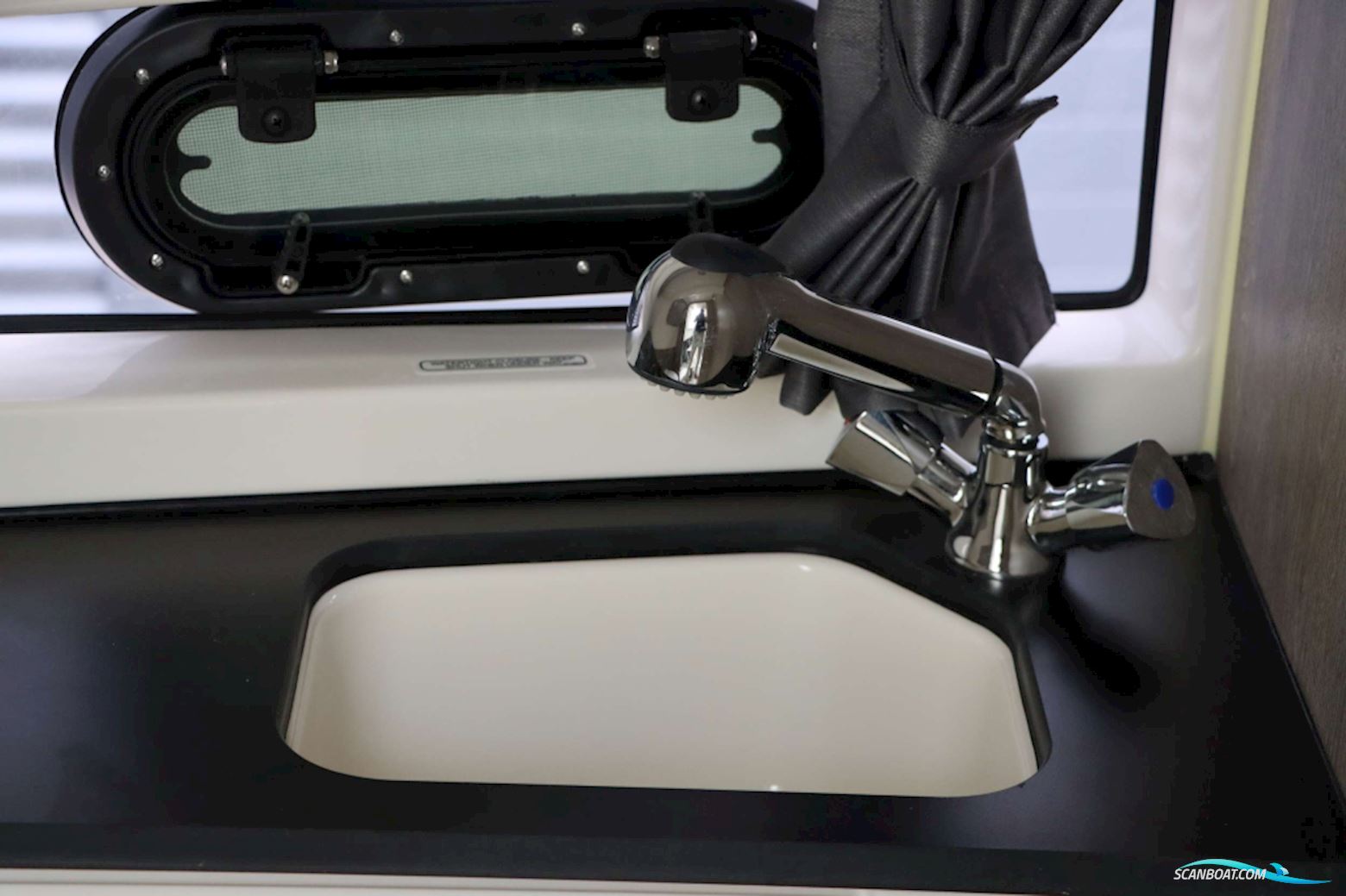 Quicksilver  Activ 875 Sundeck
