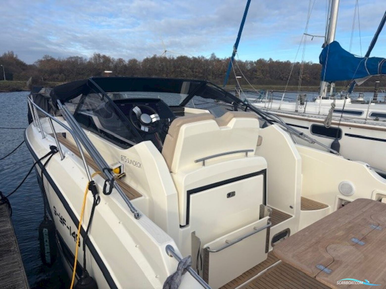 Quicksilver 875 Sundeck Active