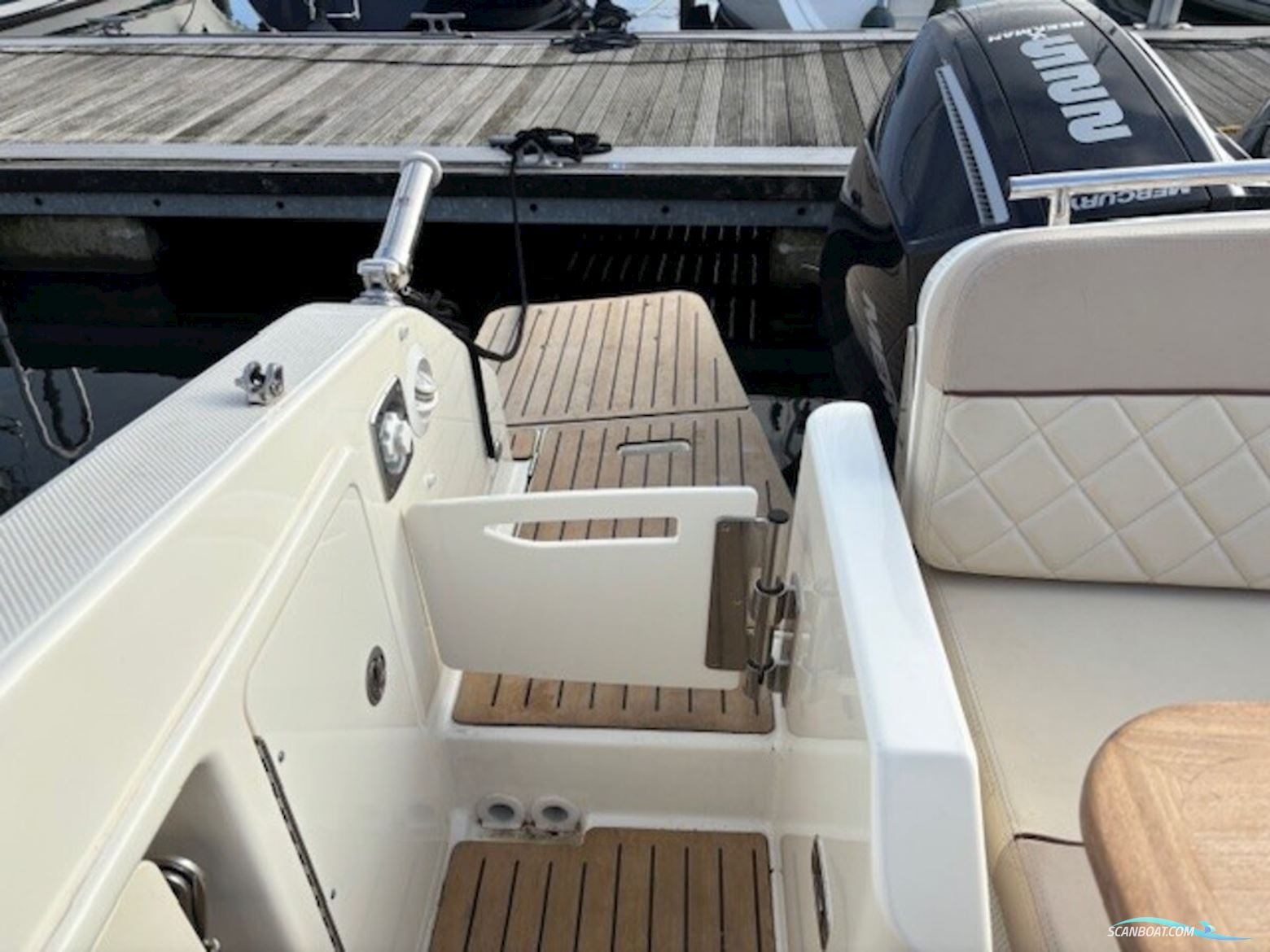 Quicksilver 875 Sundeck Active