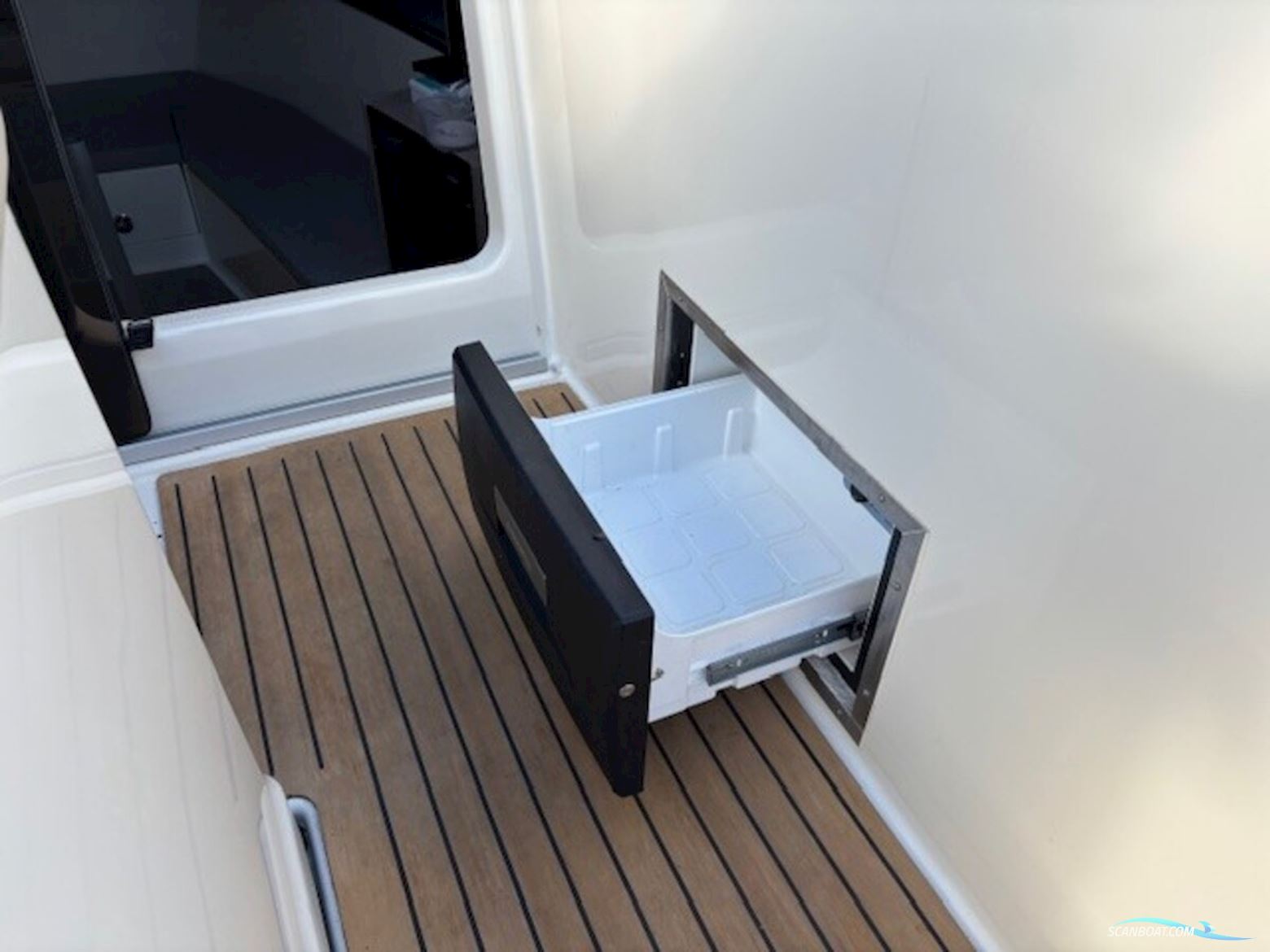 Quicksilver 875 Sundeck Active