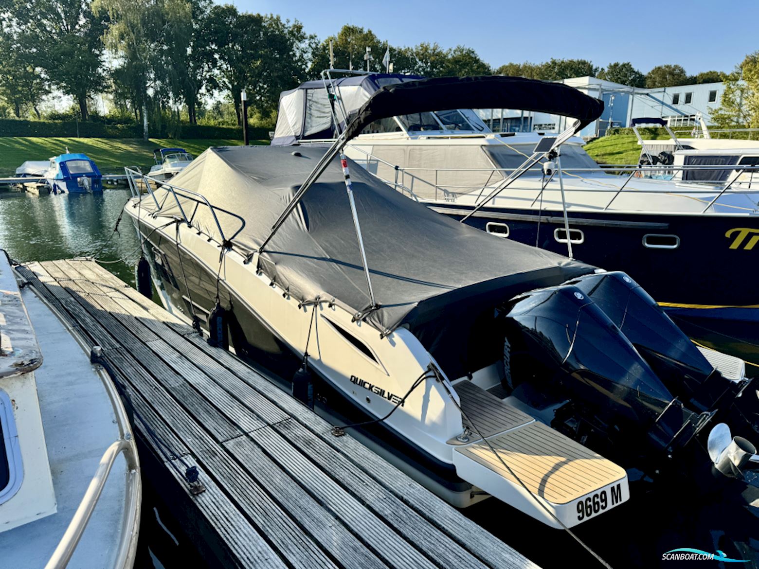 Quicksilver 875 Sundeck