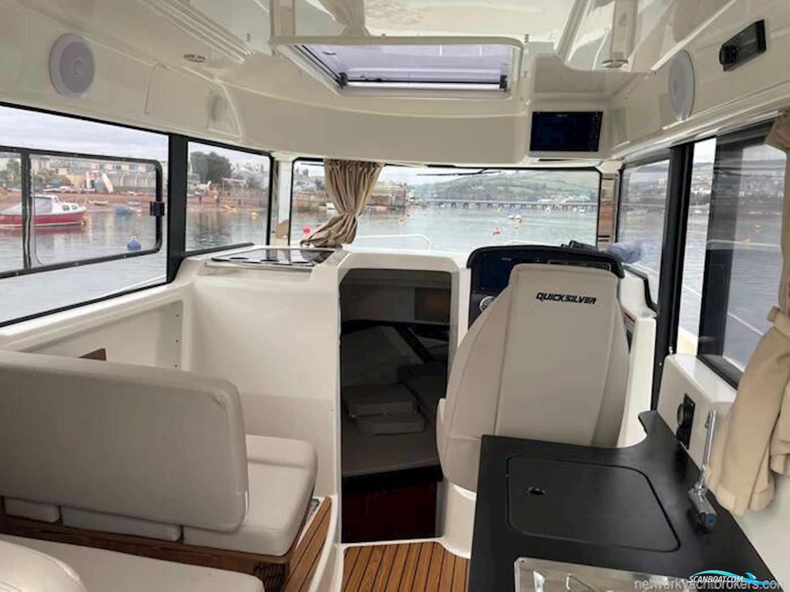 Quicksilver 905 Pilothouse