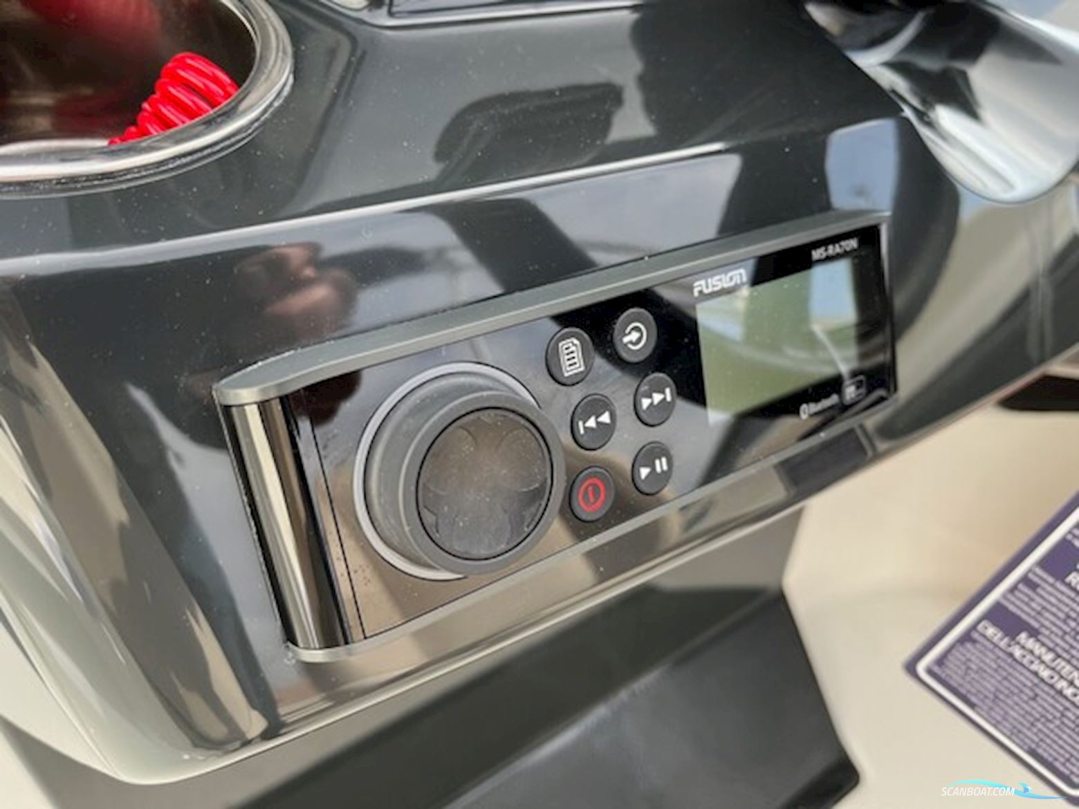 Quicksilver Activ 555 Cabin med 100 hk Mercury-EFI 4 takt 2,1L - INKL. EKSTRAUDSTYR