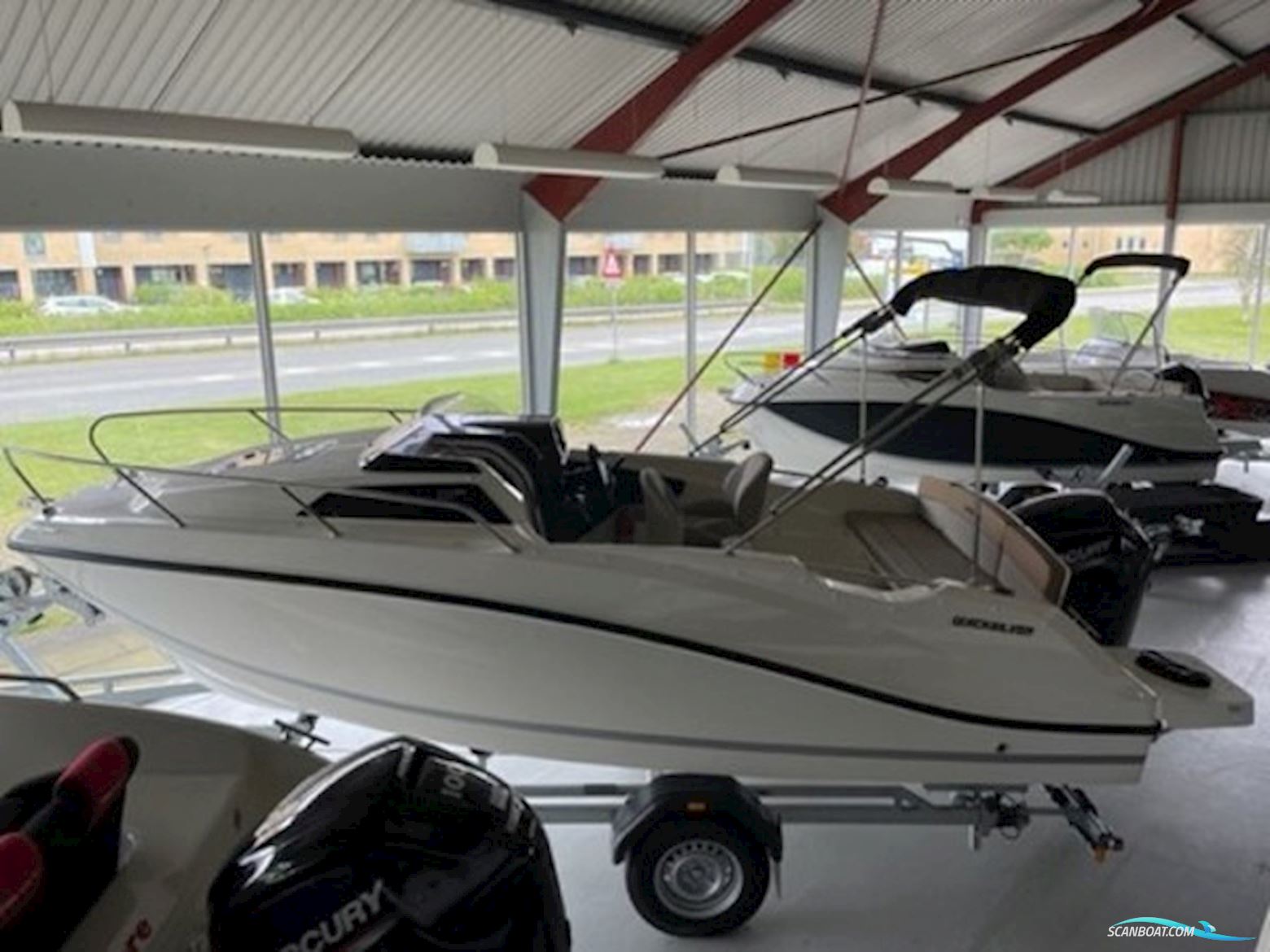 Quicksilver Activ 555 Cabin Med Mercury F100 Efi Elpt (Masser af Ekstra Udstyr)