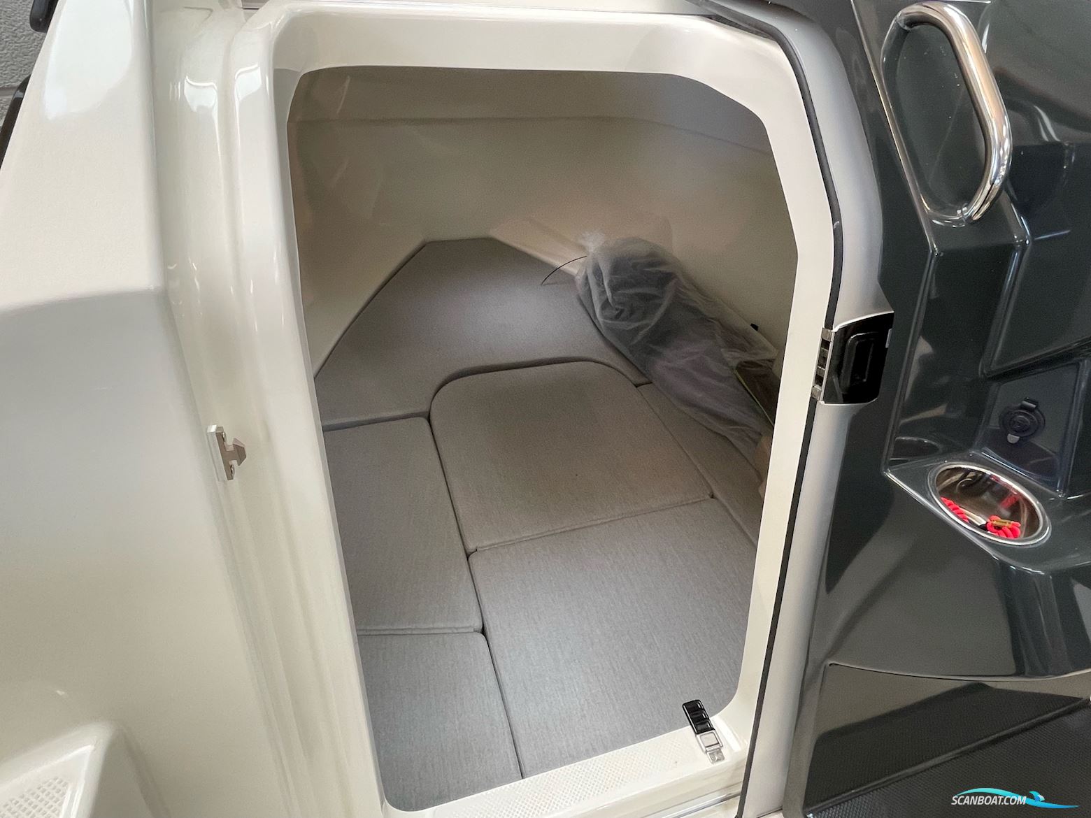 Quicksilver Activ 555 Cabin