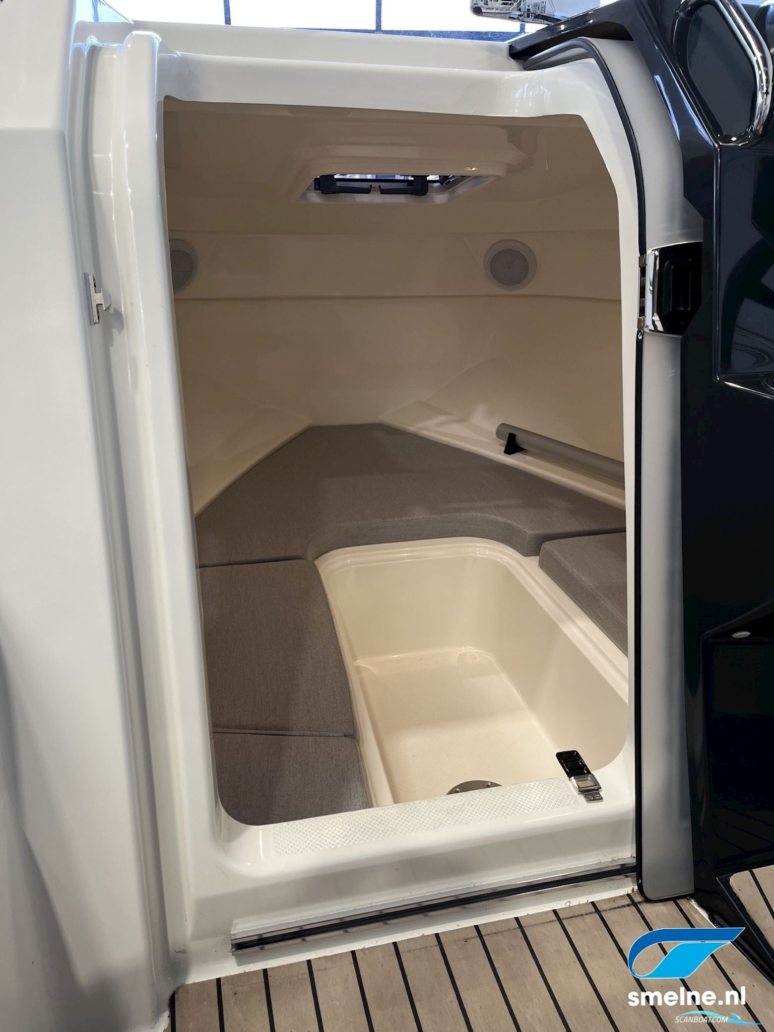 Quicksilver ACTIV 555 CABIN
