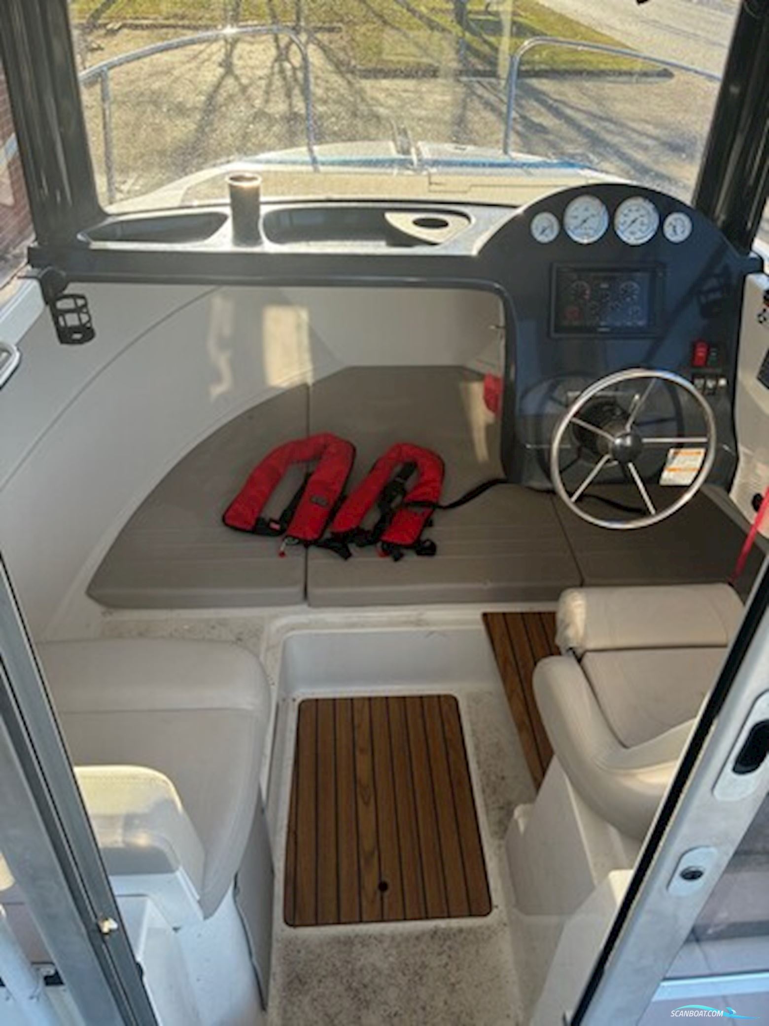 Quicksilver Activ 555 Pilothouse m/Mercury F100 hk 4-Takt og Scandic Trailer - Solgt !