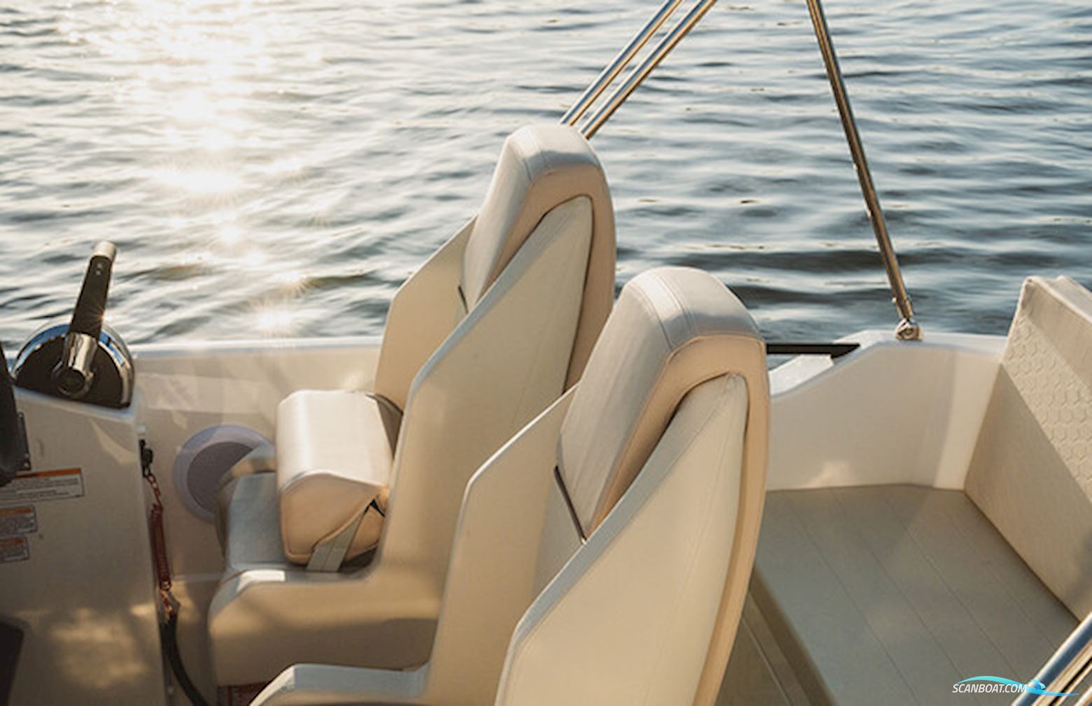 Quicksilver Activ 605 Sundeck Legacy Med F150 Mercury XL 3,0L Cold Fusion White