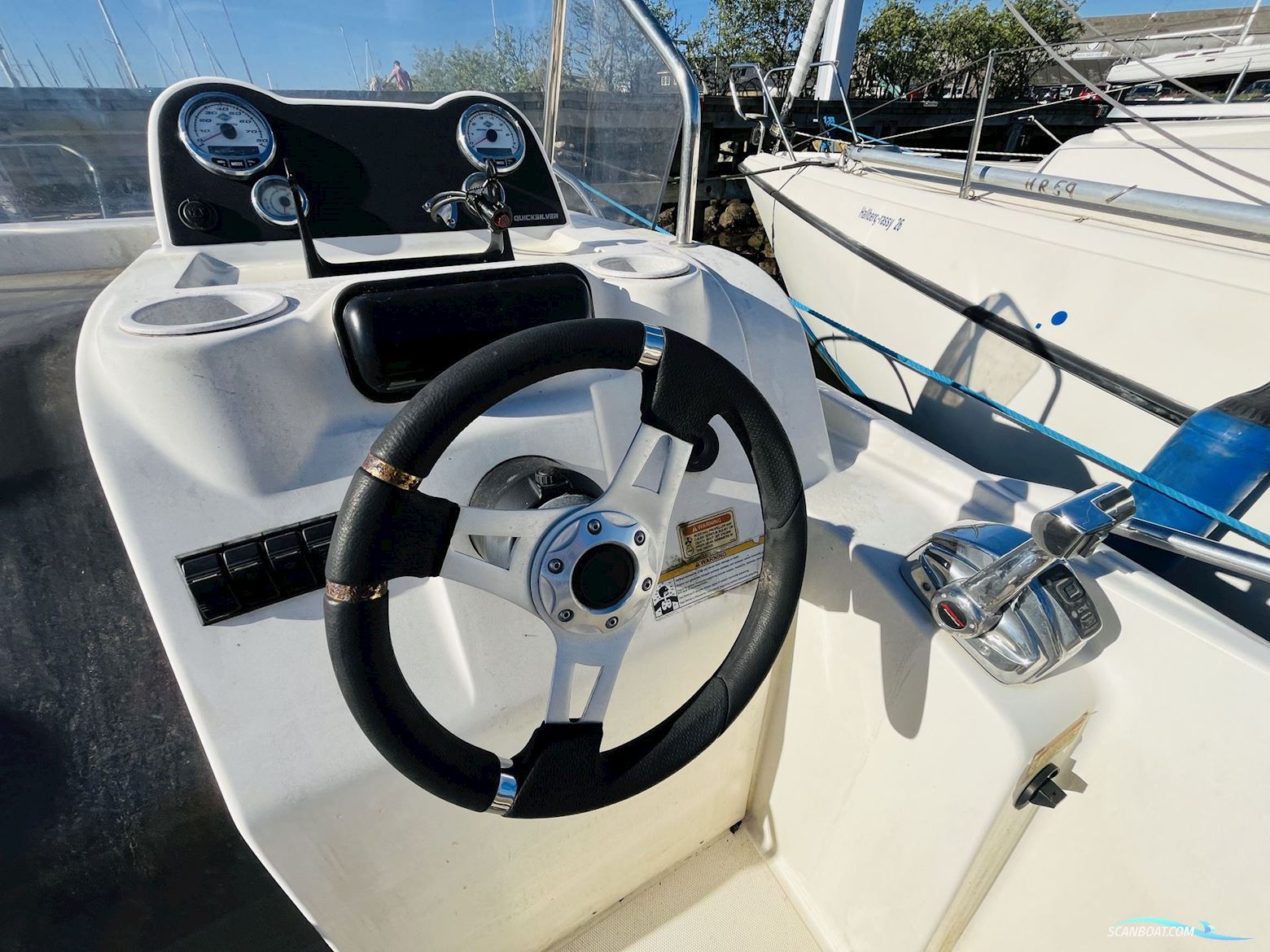 Quicksilver Activ 675 Sundeck