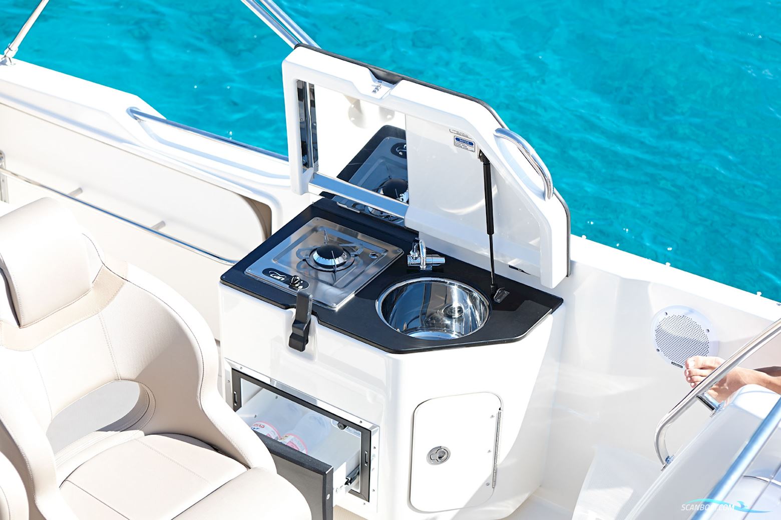 Quicksilver Activ 755 Sundeck