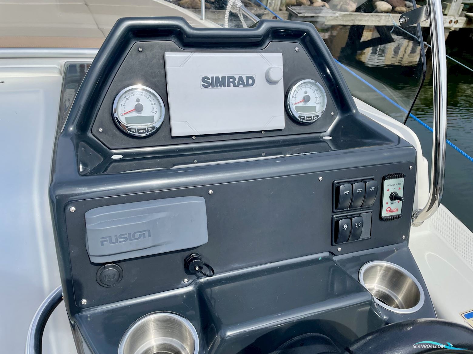 Quicksilver Activ 755 Sundeck
