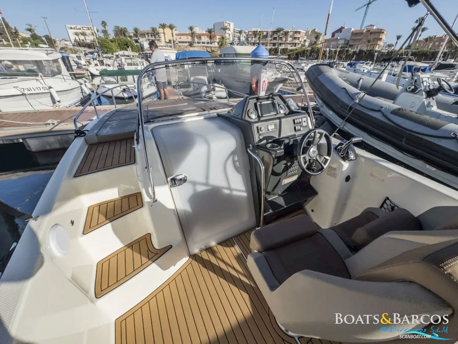 Quicksilver Activ 755 Sundeck
