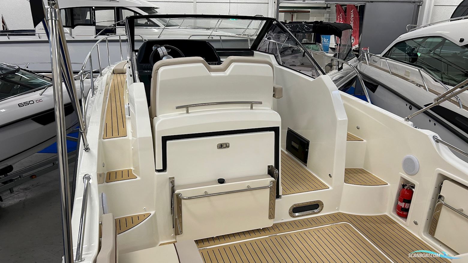 Quicksilver Activ 875 Sundeck