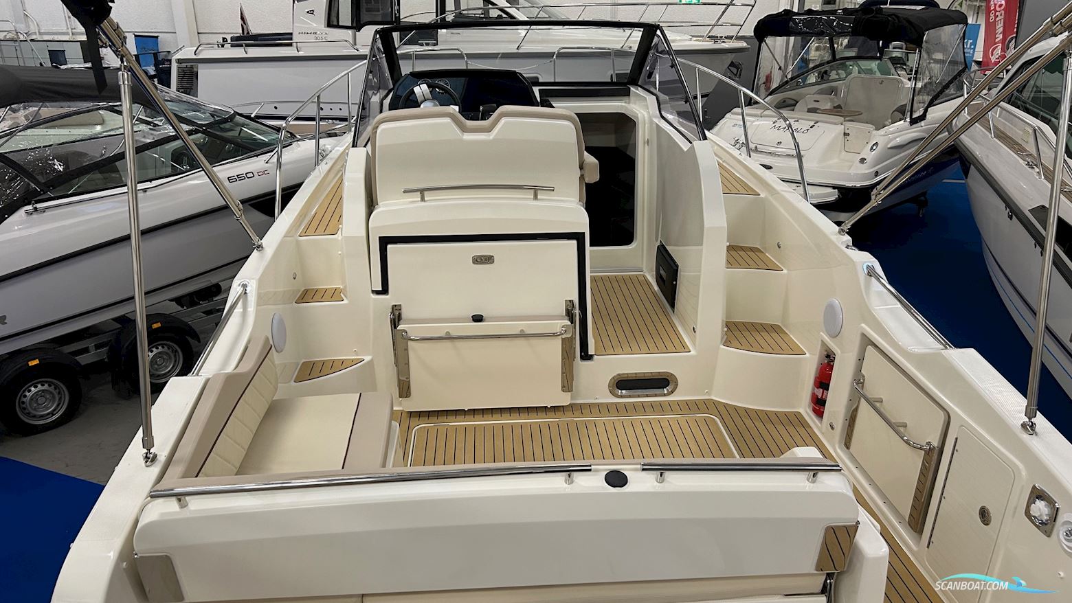 Quicksilver Activ 875 Sundeck