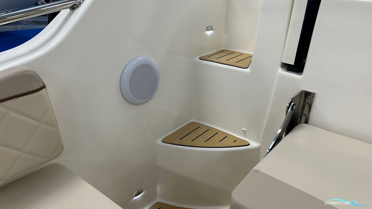 Quicksilver Activ 875 Sundeck