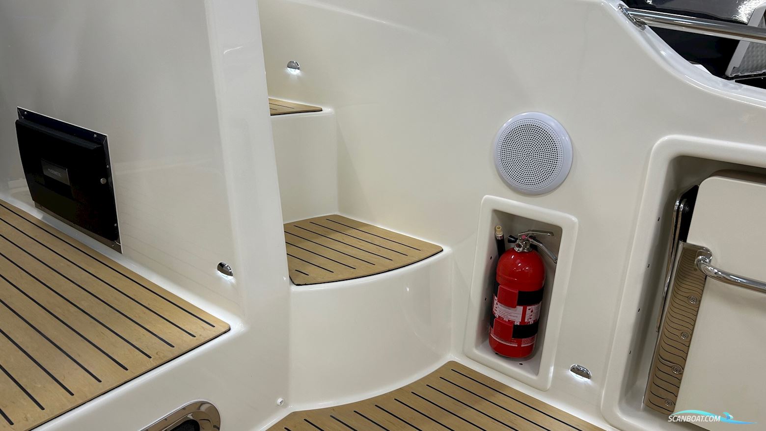 Quicksilver Activ 875 Sundeck