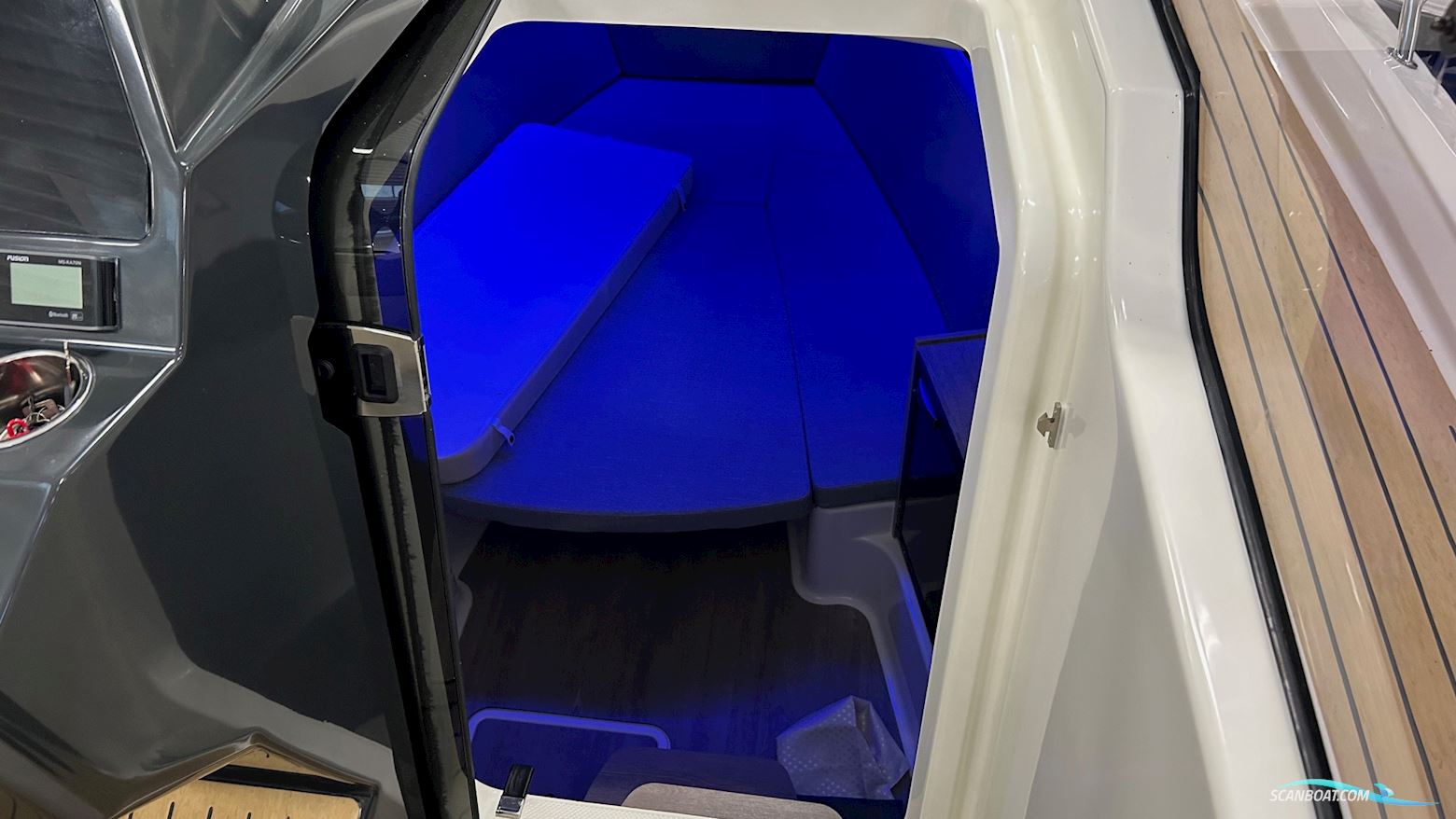 Quicksilver Activ 875 Sundeck