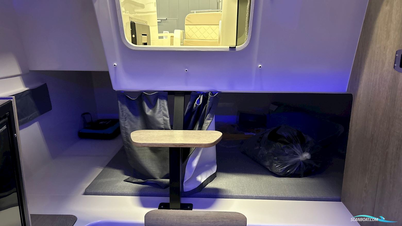 Quicksilver Activ 875 Sundeck