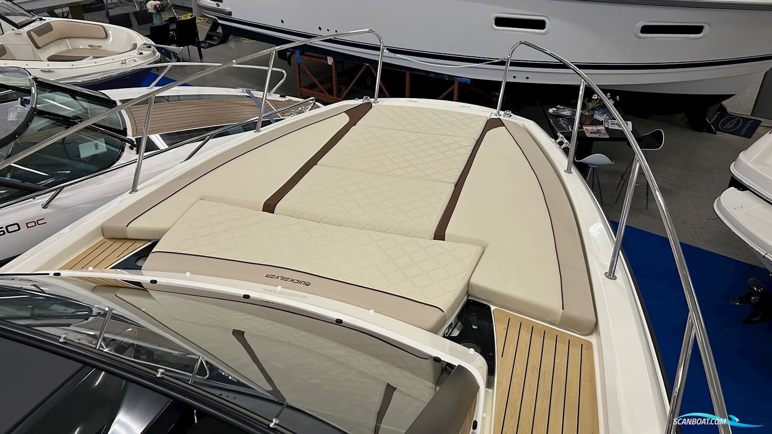 Quicksilver Activ 875 Sundeck