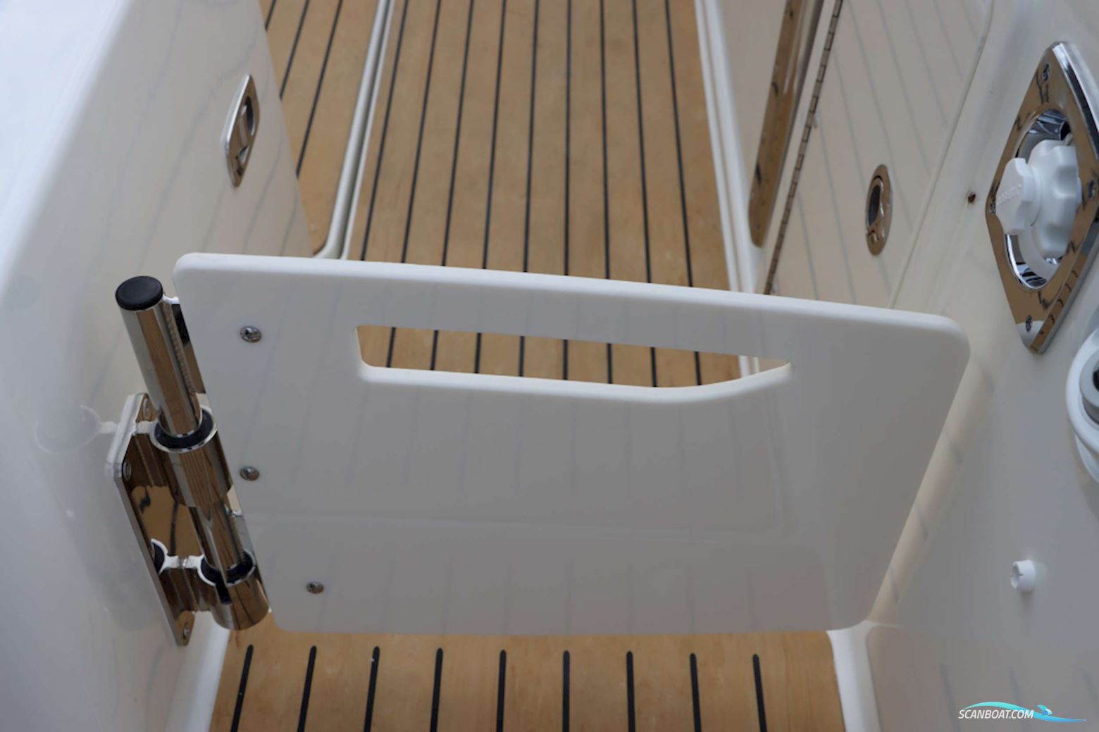 Quicksilver Activ 875 Sundeck