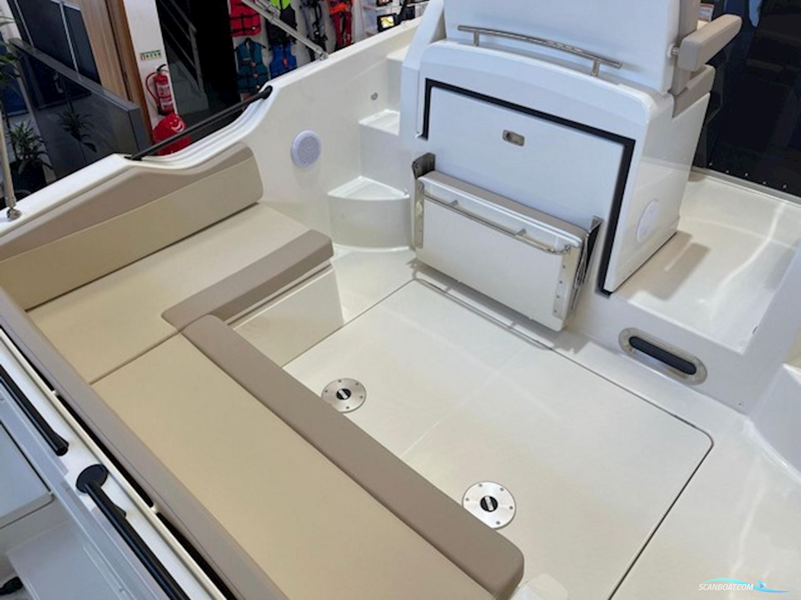 Quicksilver Activ 875 Sundeck