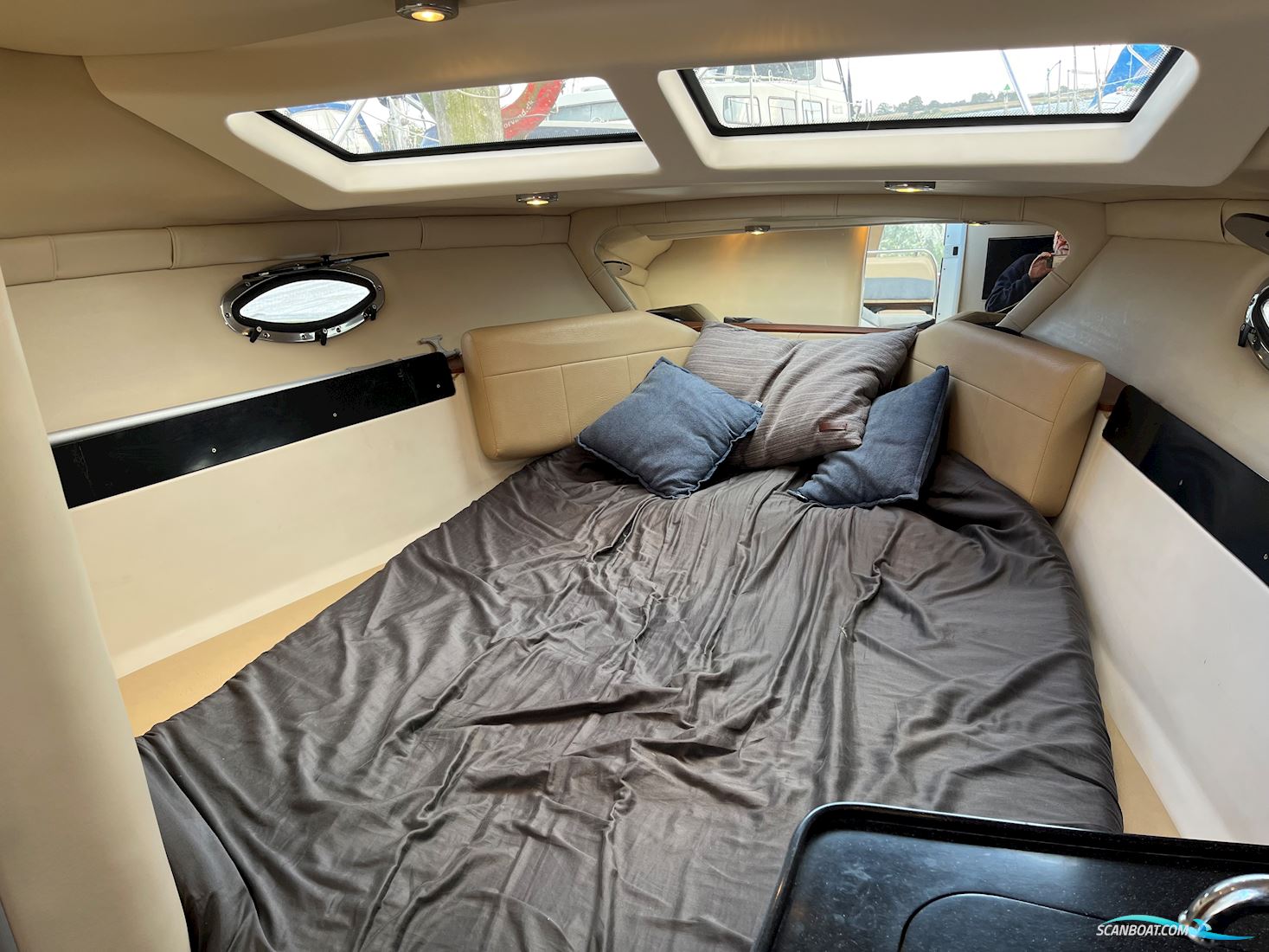 Regal 2565 Window Express