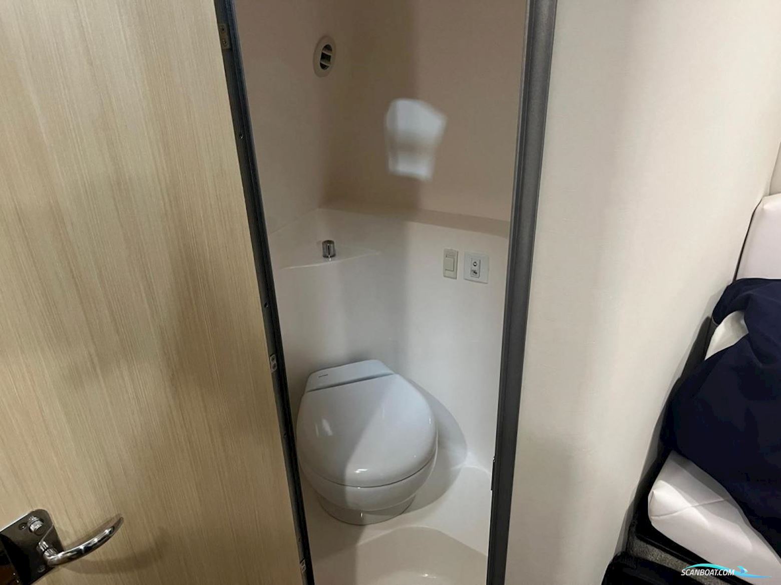 Regal 26 Express Cruiser