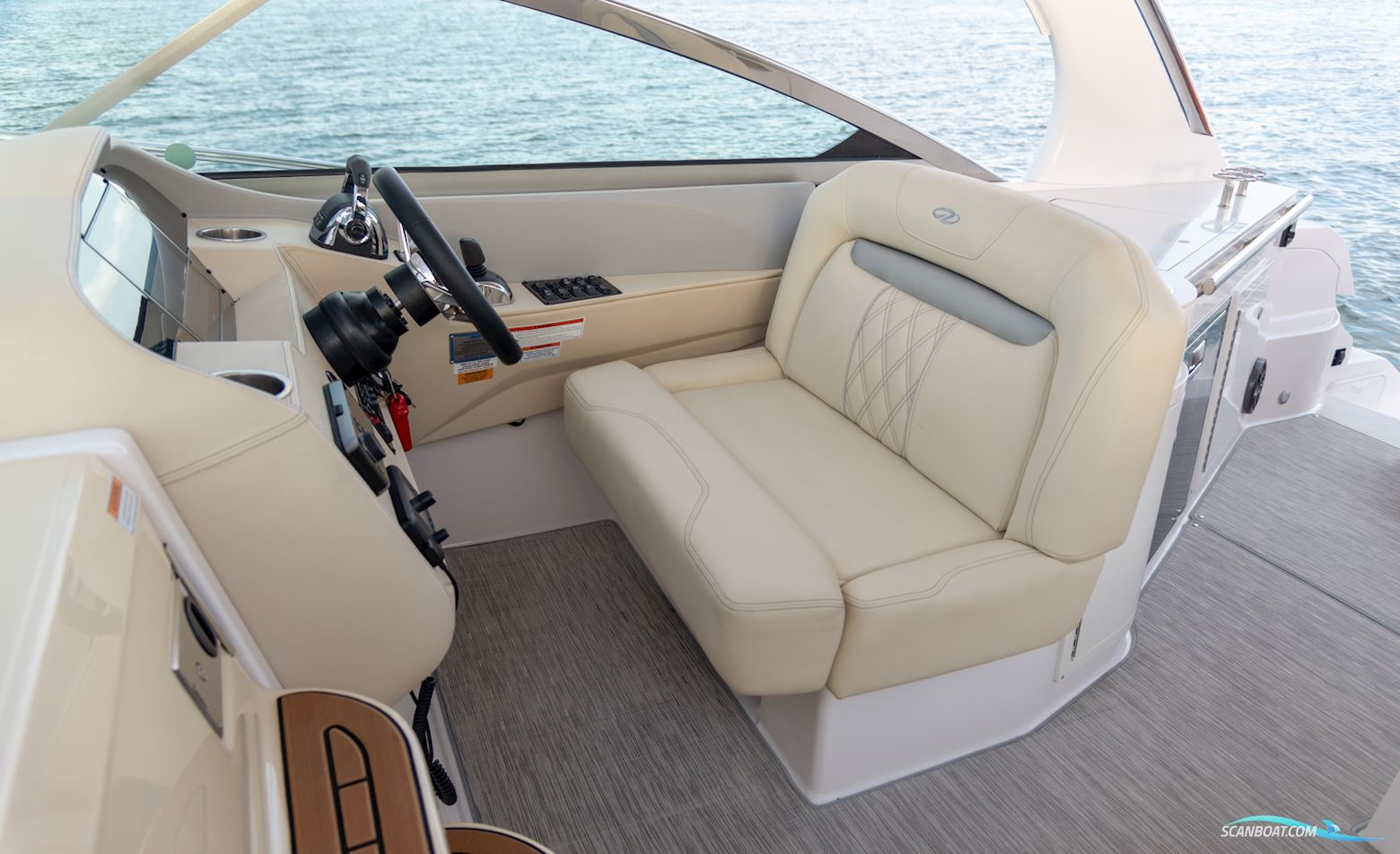 Regal 33X Premium Cruiser