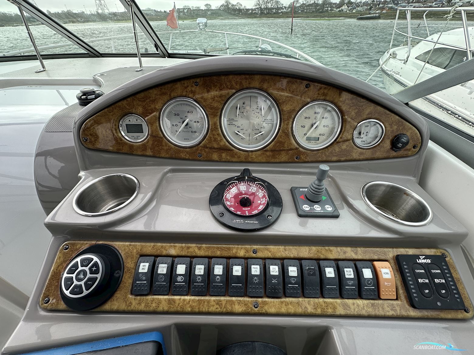 Rinker 280 Cabin Cruiser