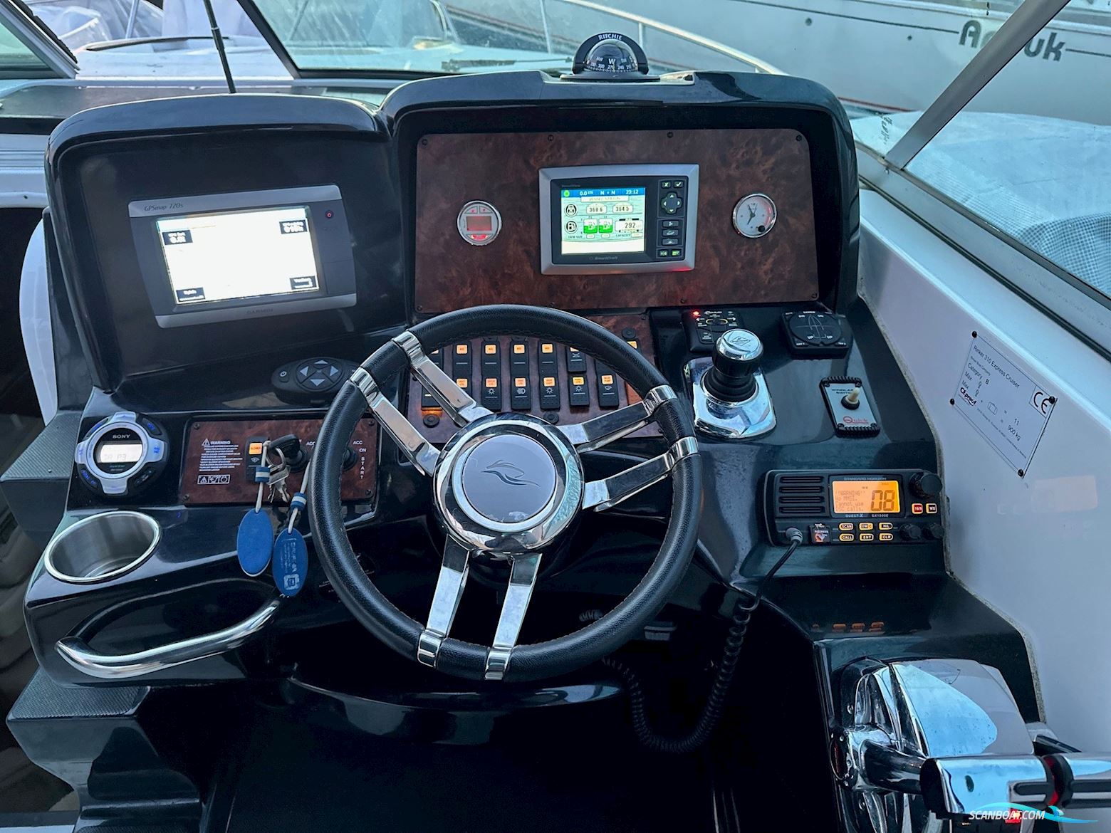 Rinker 310 Express Cruiser