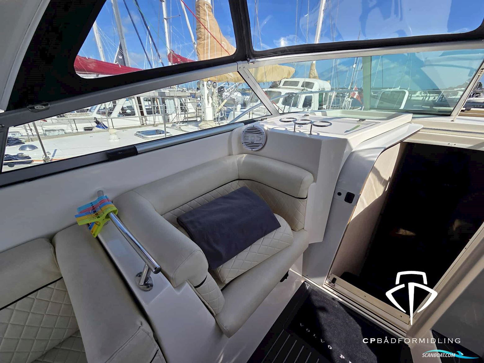 Rinker 360 Fiesta Vee