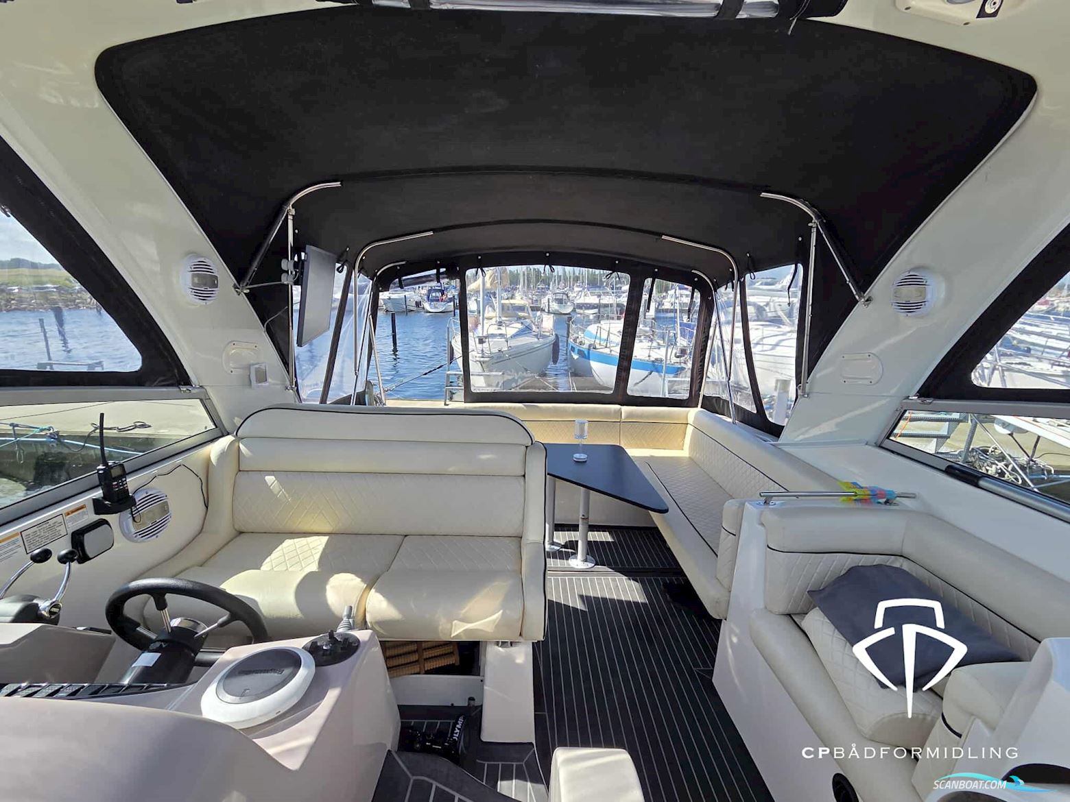 Rinker 360 Fiesta Vee