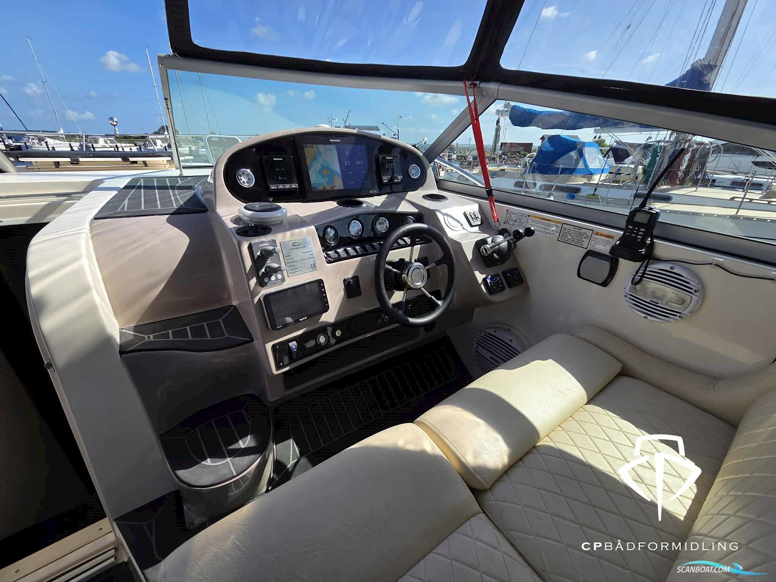 Rinker 360 Fiesta Vee