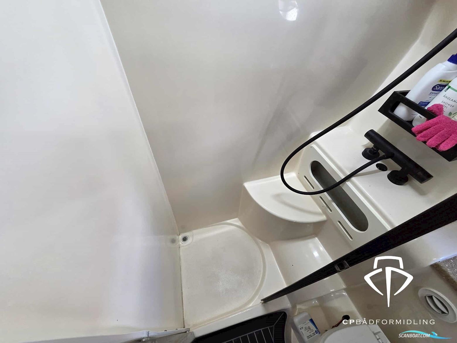 Rinker 360 Fiesta Vee