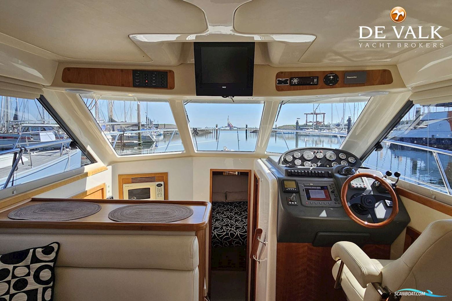 Riviera 33 Flybridge