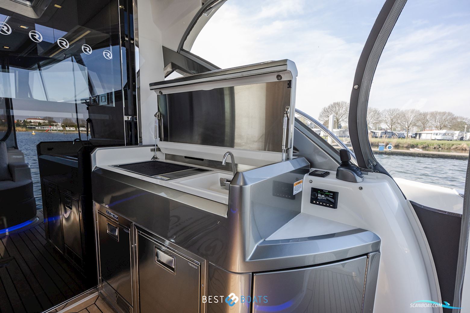 Riviera 4600 SPORT YACHT-PLATINUM EDITION