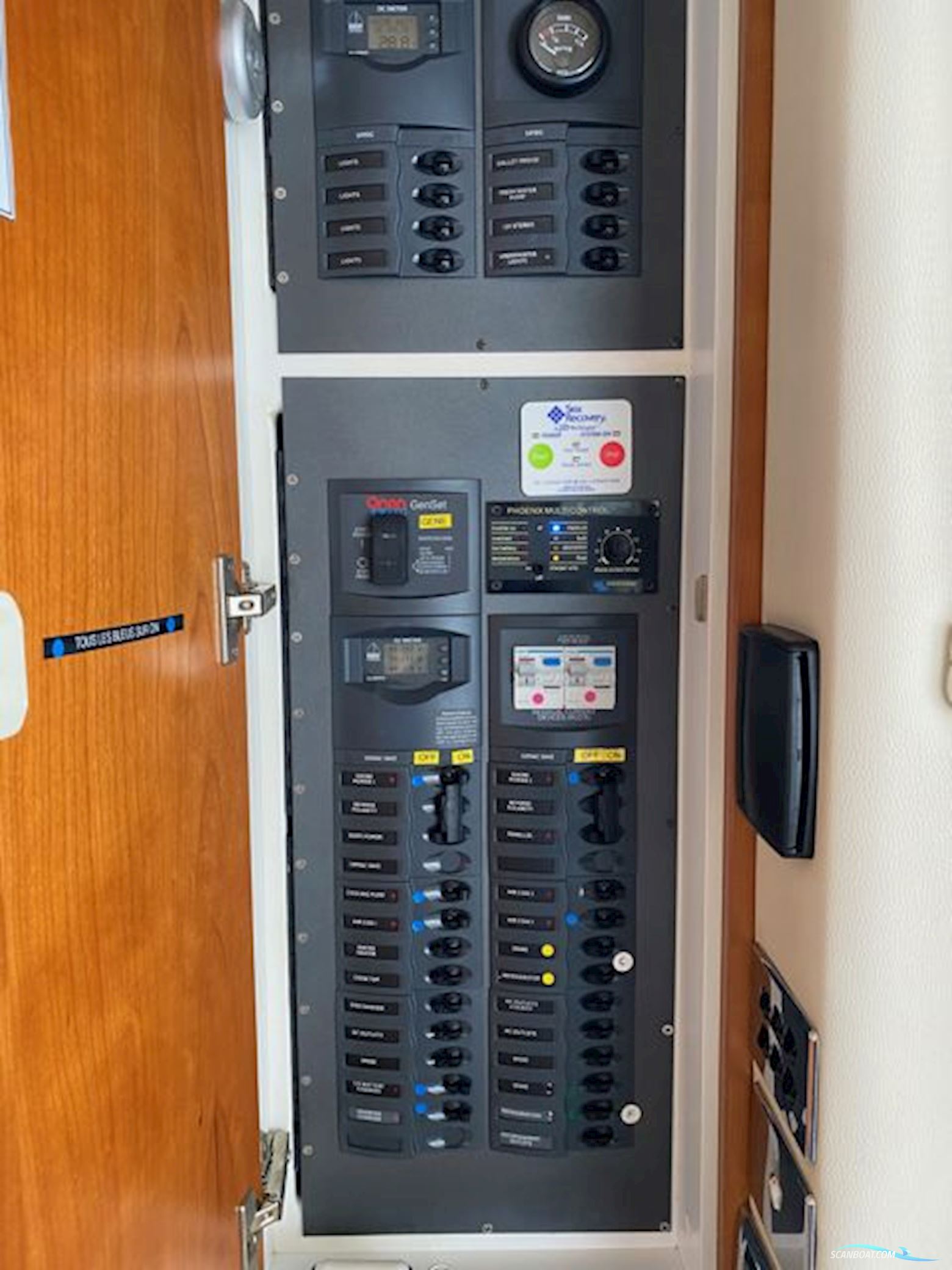 Riviera Yachts 4400 Sport Yacht