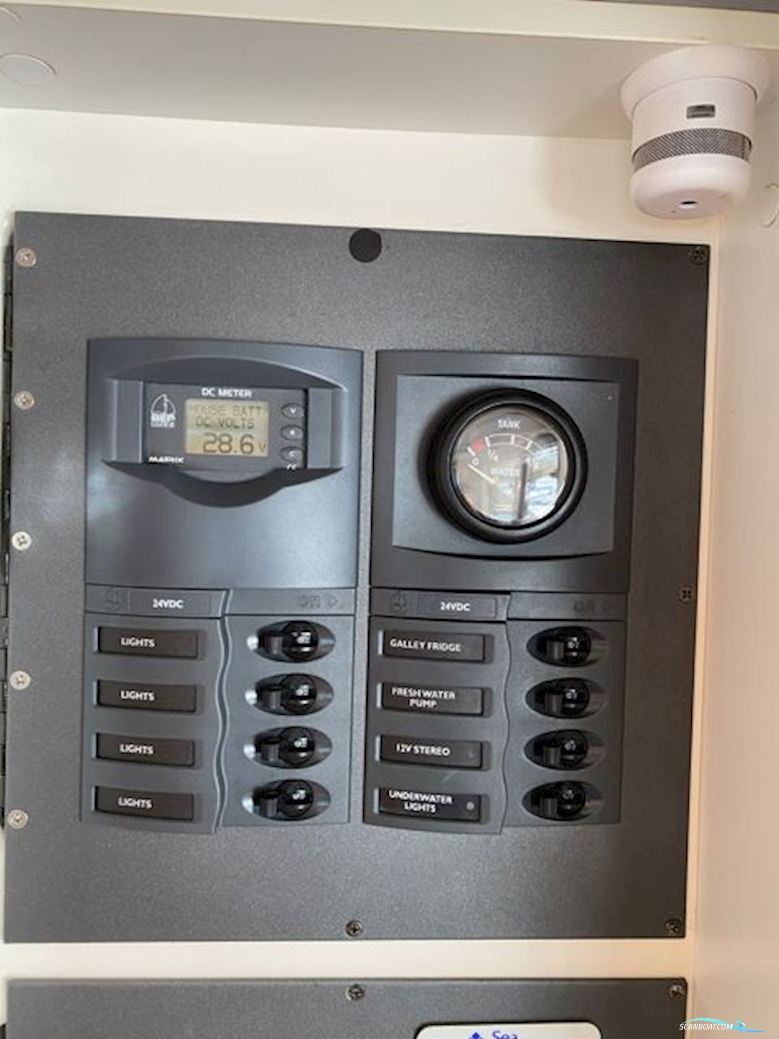 Riviera Yachts 4400 Sport Yacht