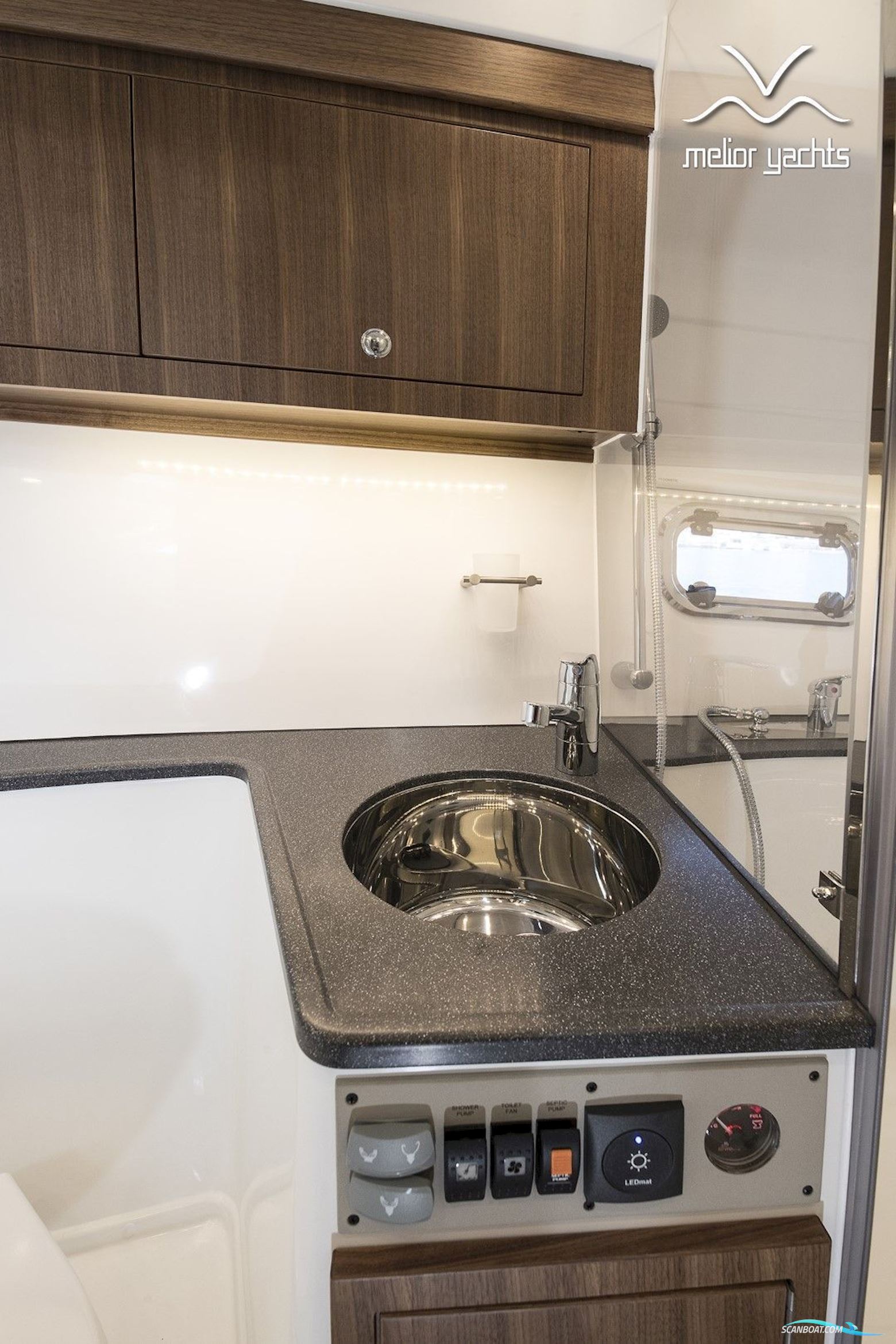 Saga 385 - Edition Walnut Interior