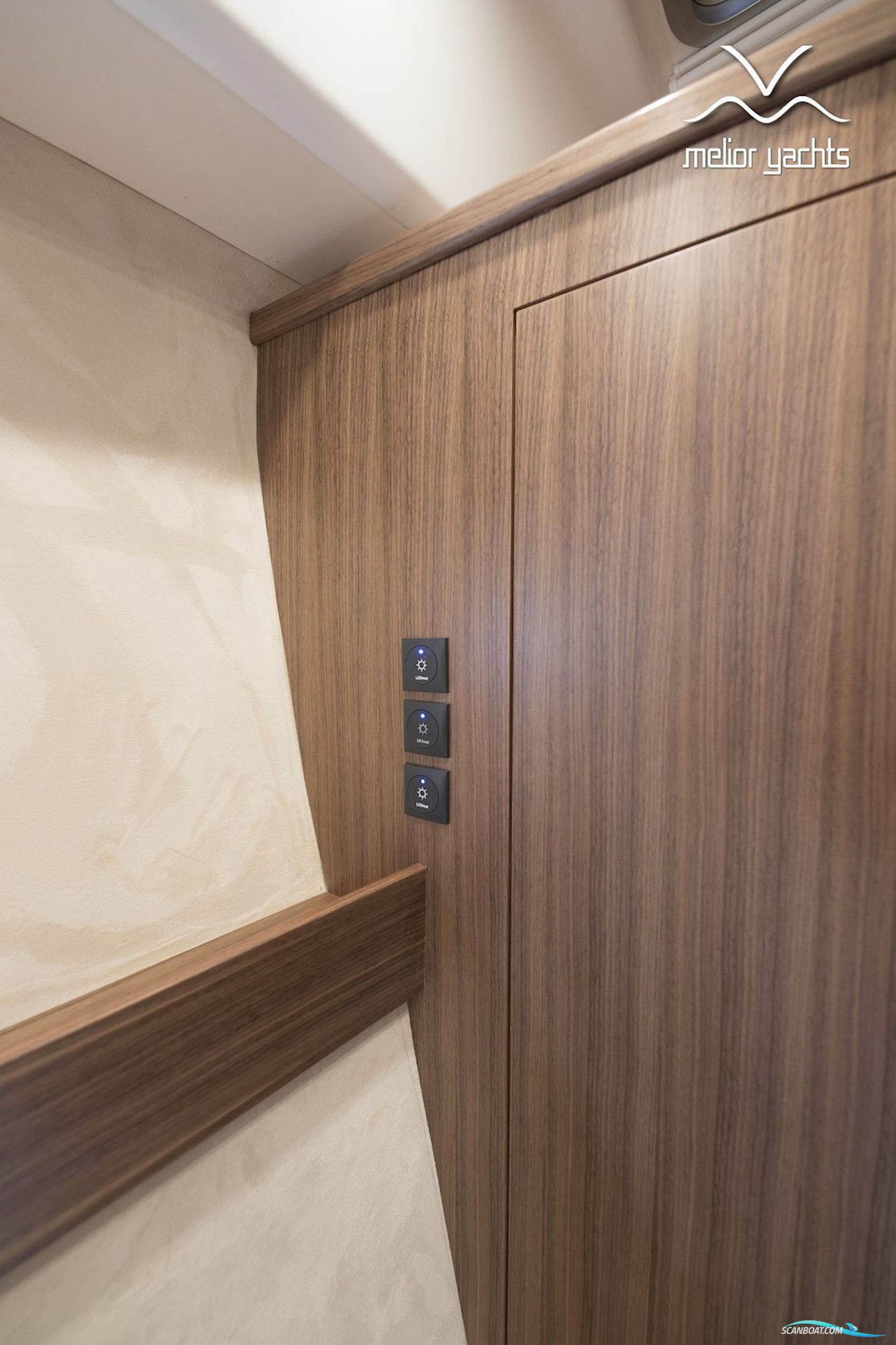 Saga 385 - Edition Walnut Interior