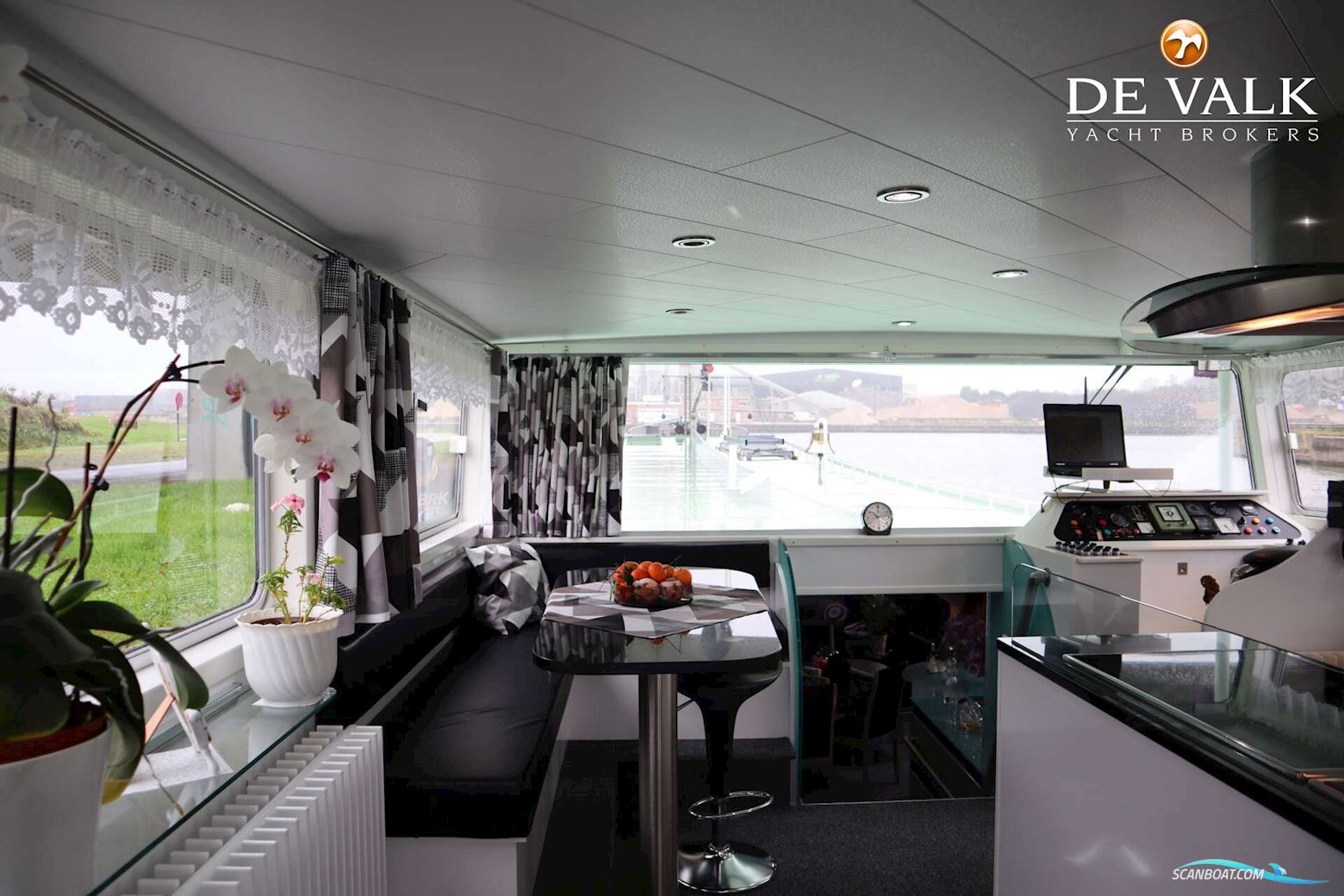 Sailing Houseboat 32M