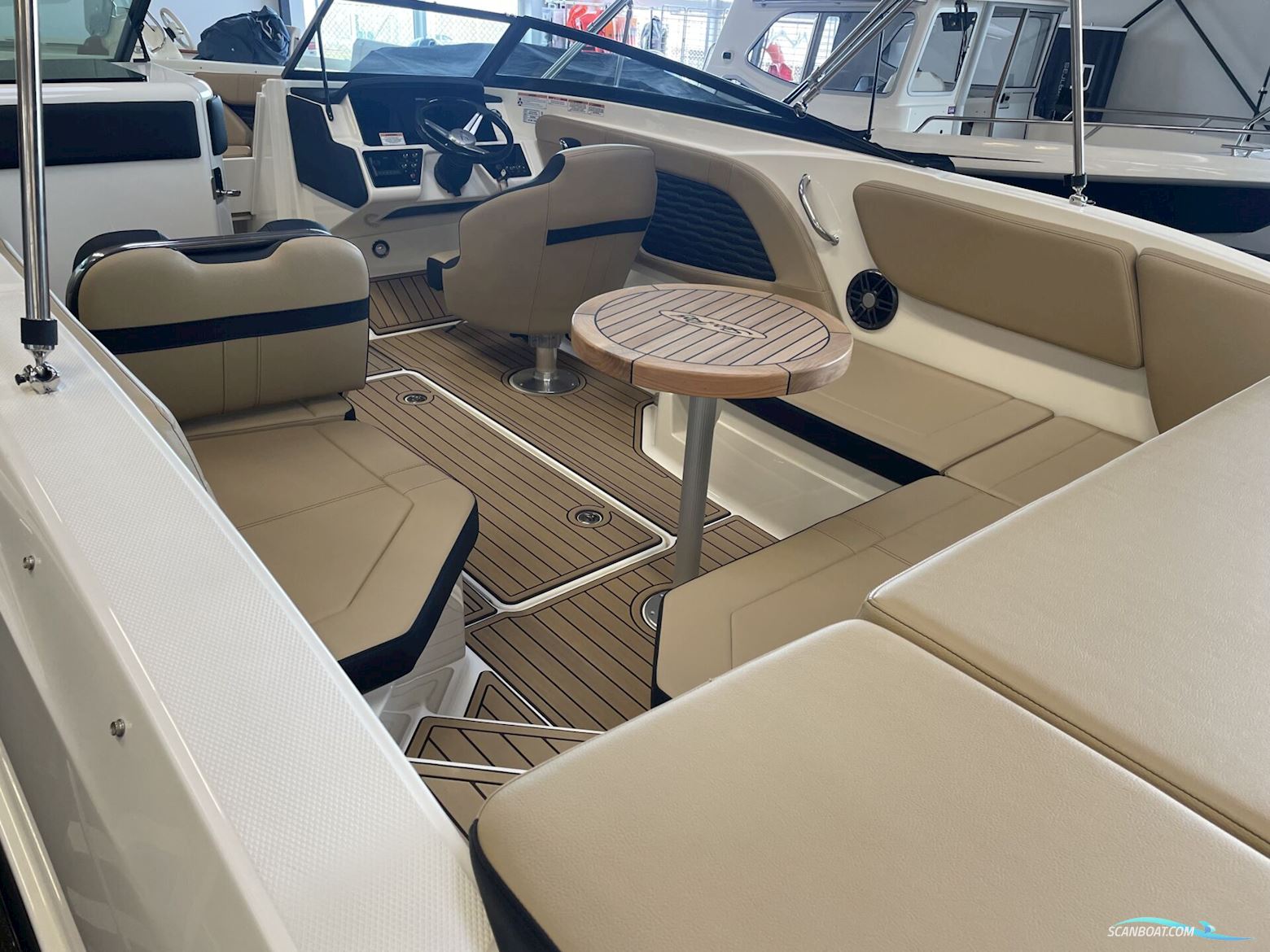 Sea Ray 230 SPX Inboard