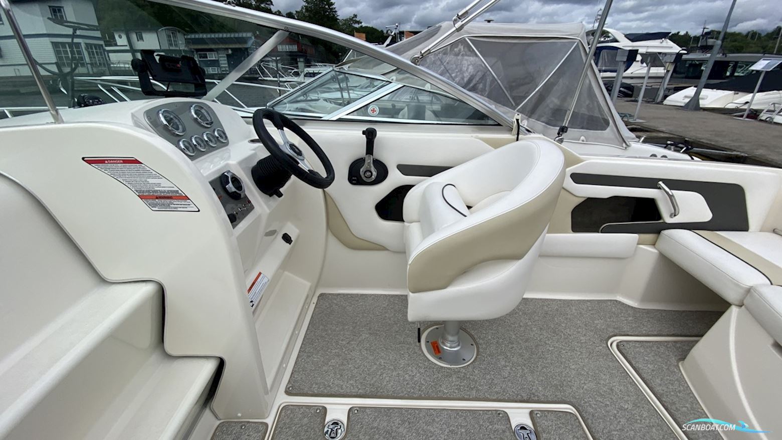 Sea Ray 235 WEEKENDER