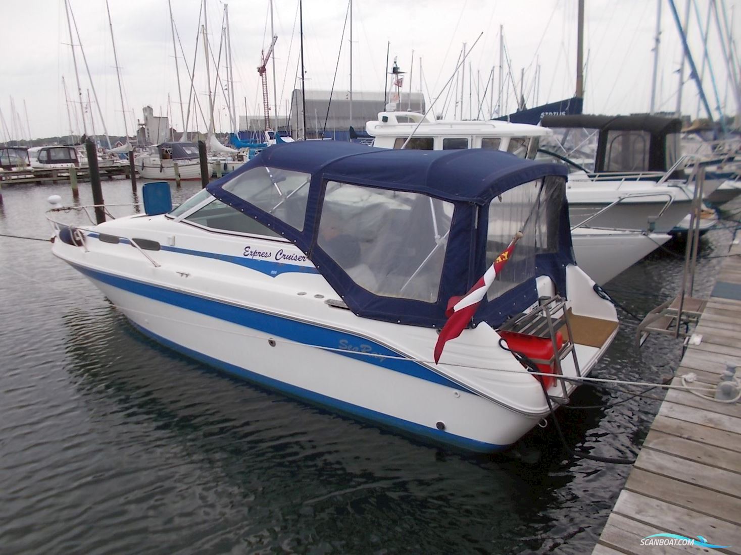 Sea Ray 250 Express Cruiser