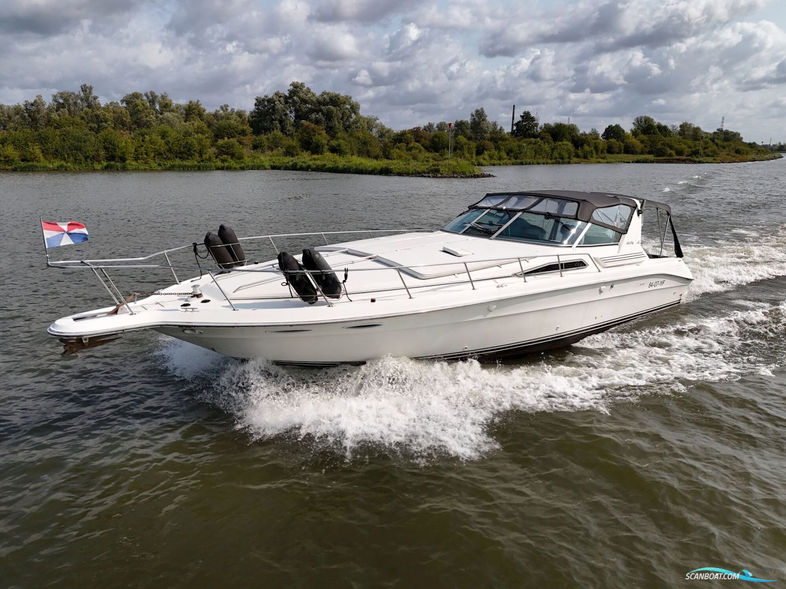 Sea Ray 400 Express Cruiser