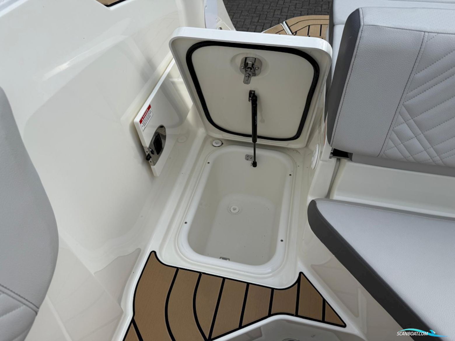 Sea Ray SDX 230