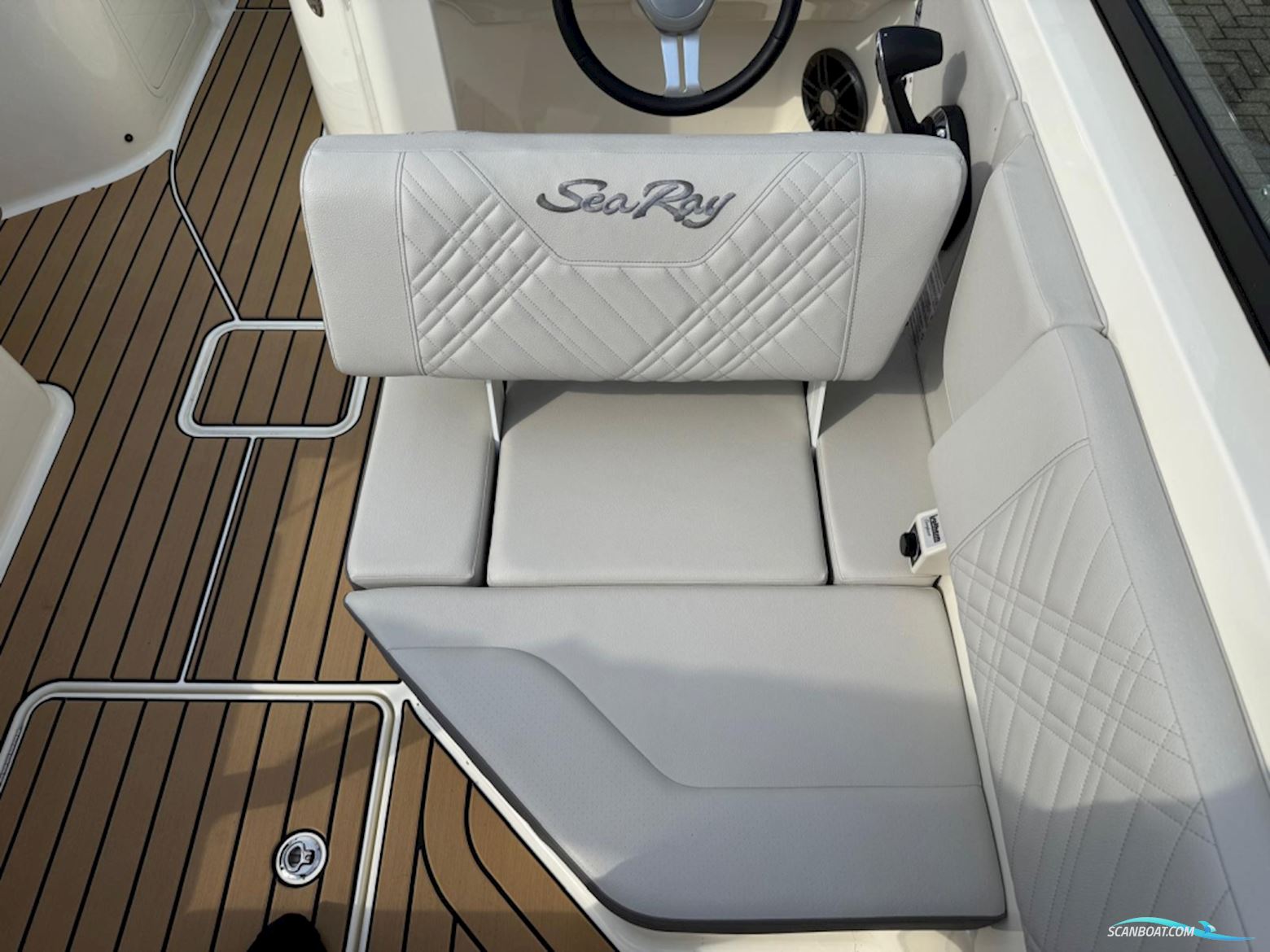Sea Ray SDX 230